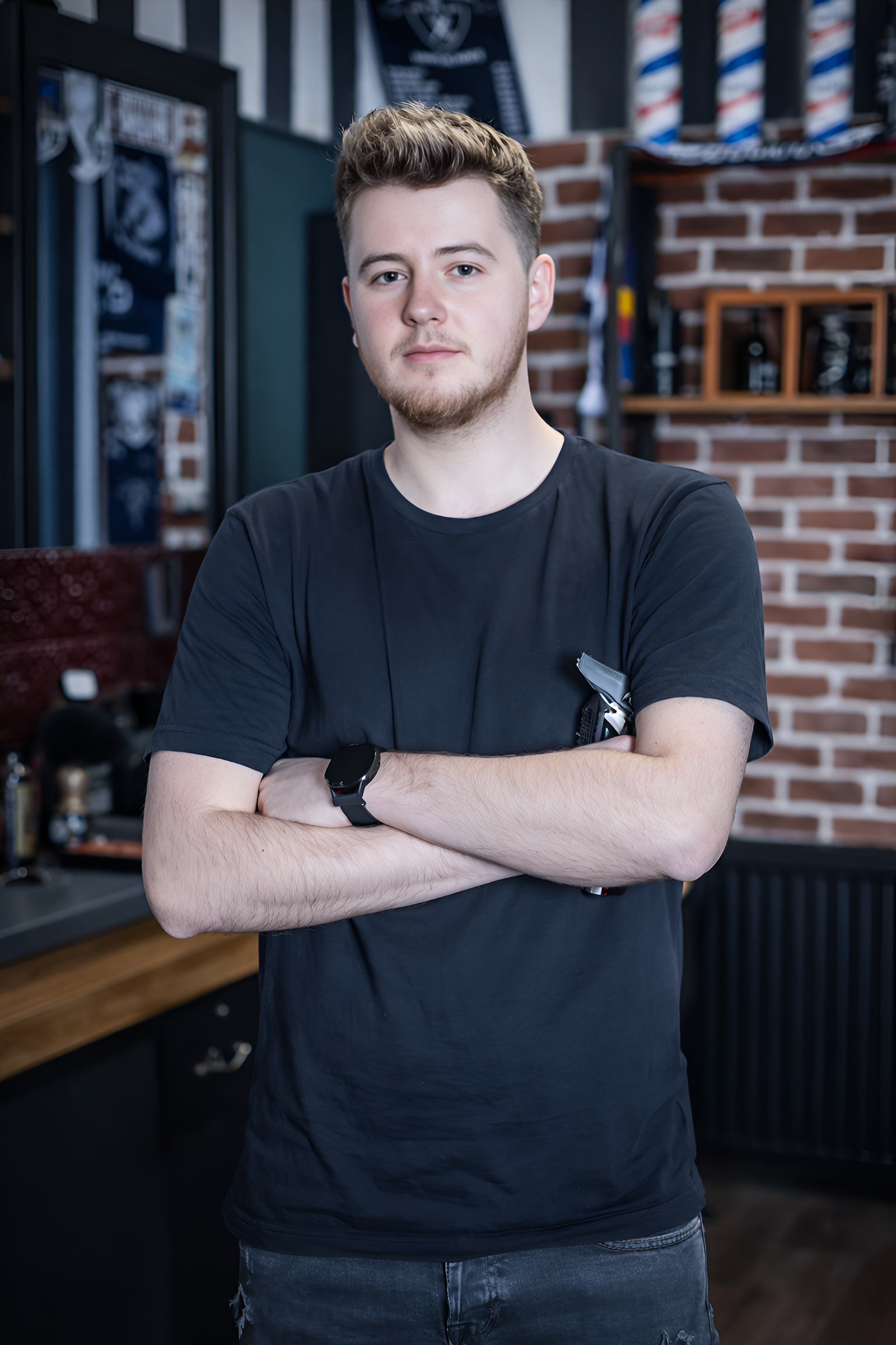 Coiffeur barbier en barbershop, portrait