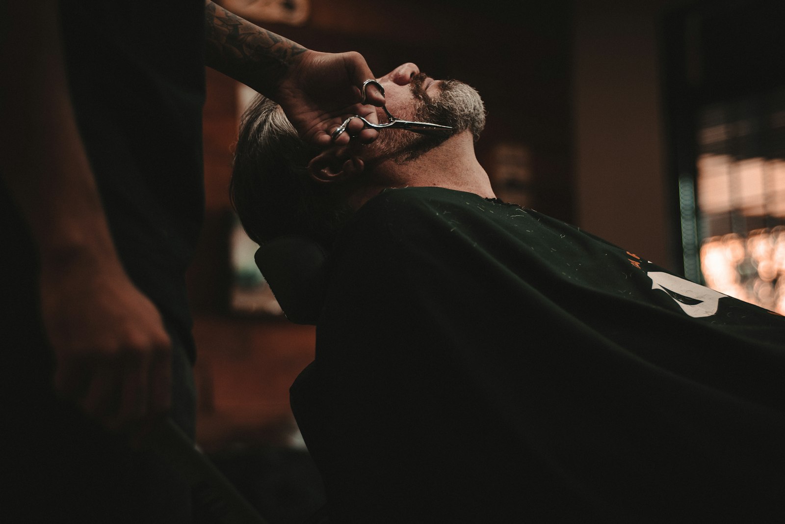 Portrait coiffeur barbier professionnel