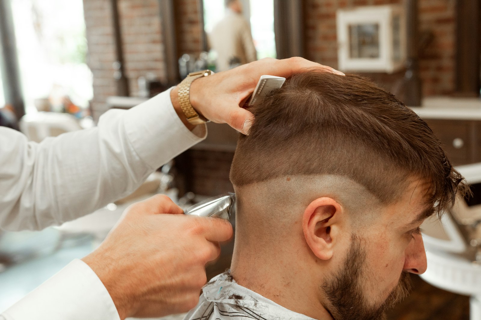 Coiffeur en train de travailler avec un client