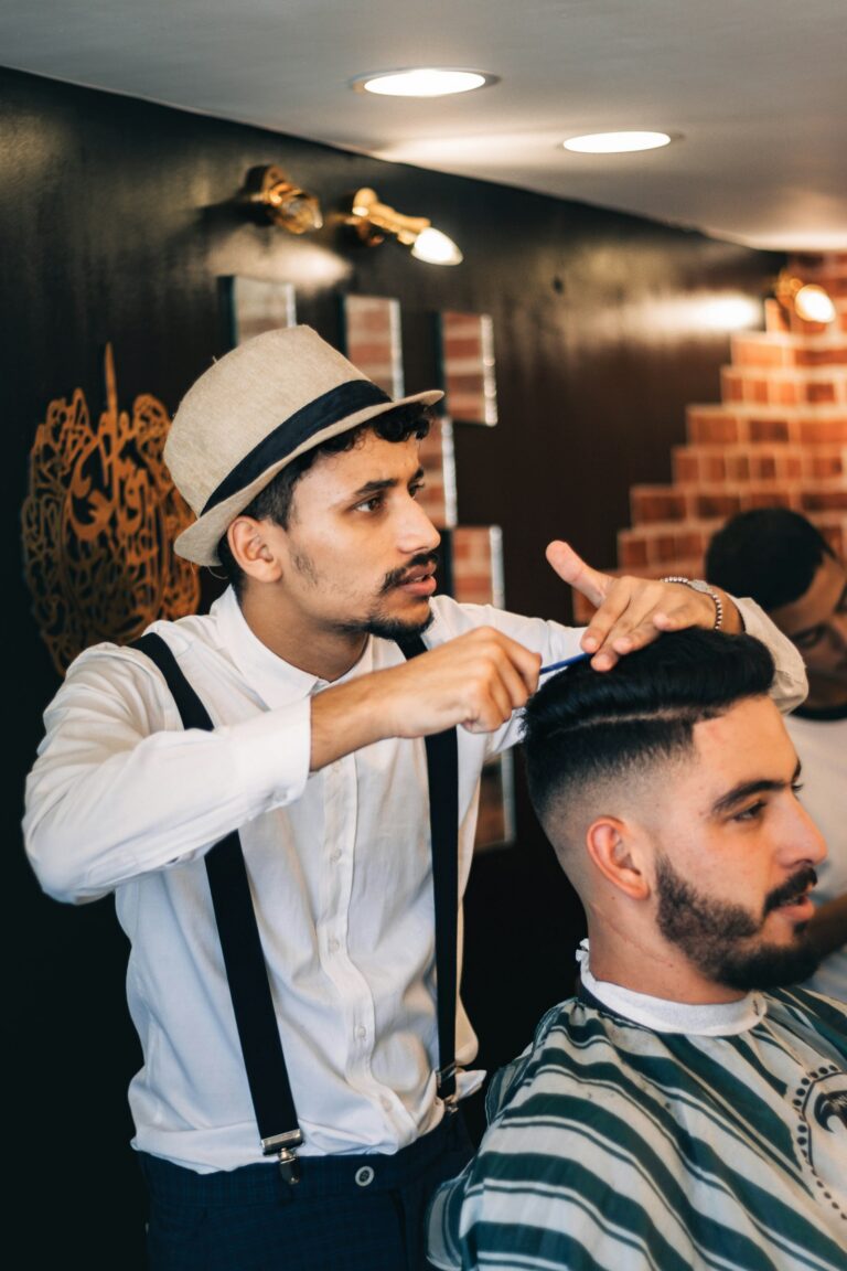Coiffeur en plein travail