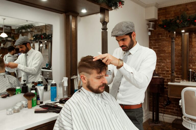 Homme recevant une coupe de cheveux a domicile