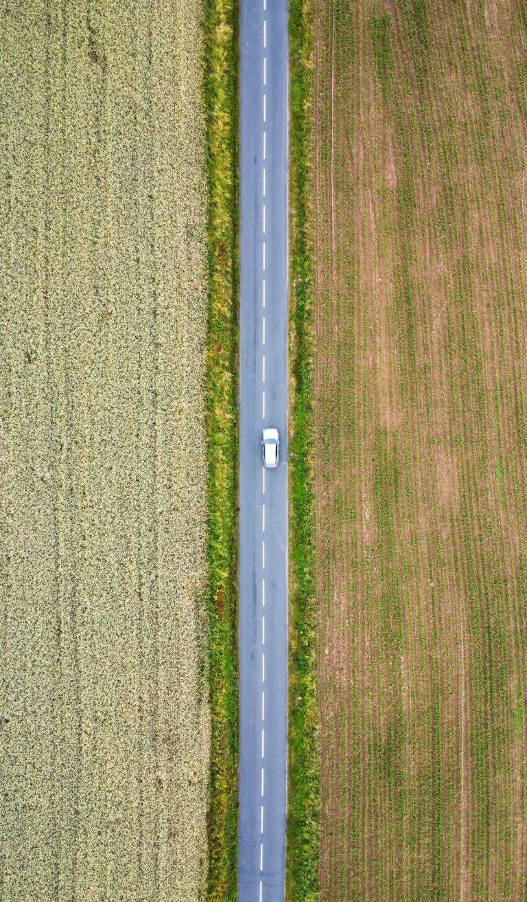Vue aerienne d une route au milieu des champs dans le sud-ouest