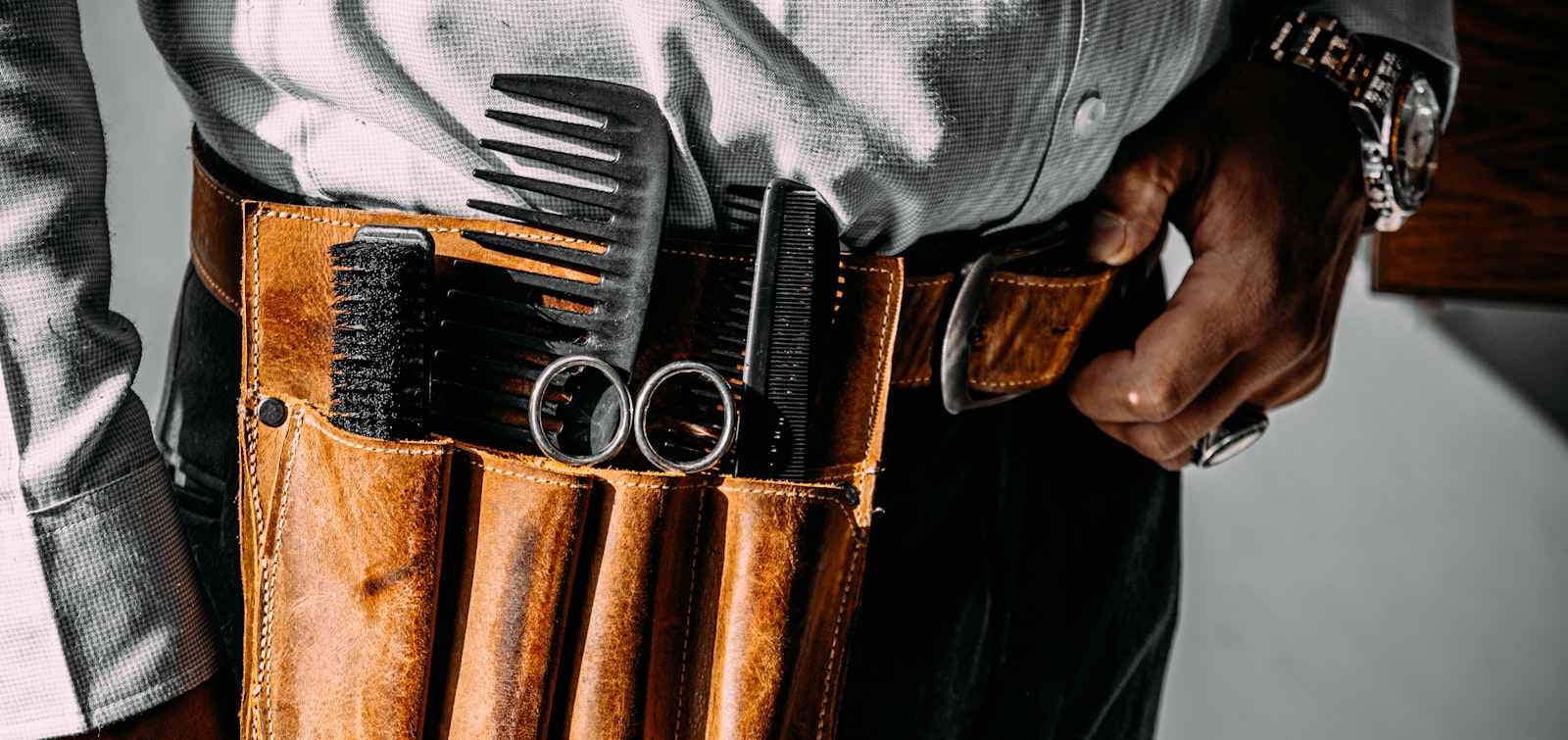 Ceinture porte-outils du coiffeur a domicile, ciseaux et peignes